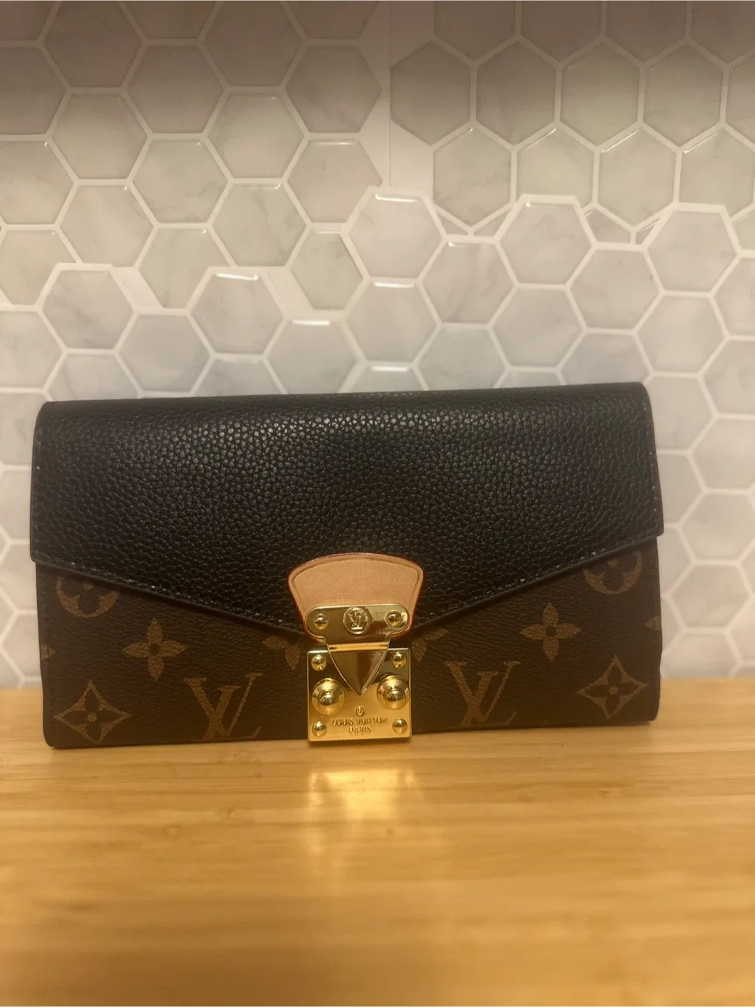 Louis Vuitton Lockme Wallet thumbnail