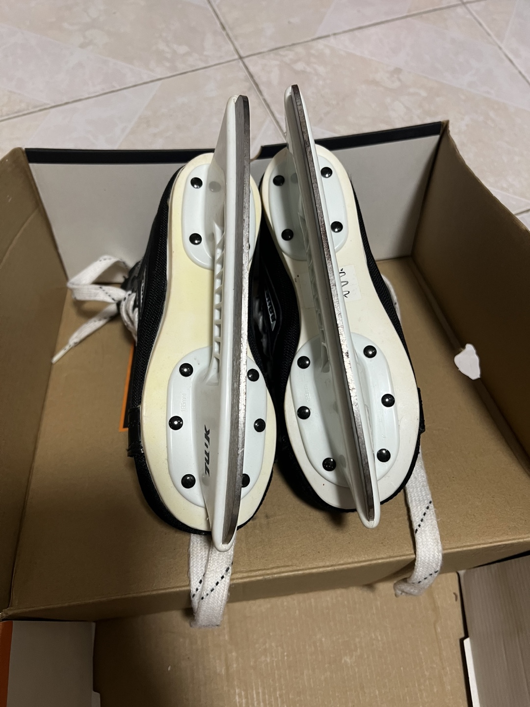 Bauer Ice Skates - US Size 1 - photo 2