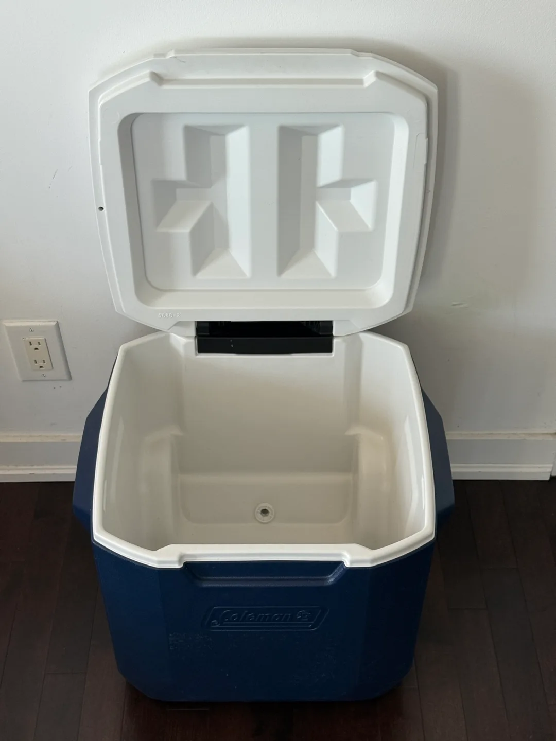 Coleman 28-Qt Wheeled Cooler – Handy & Ready for Adventure image indicator(6)