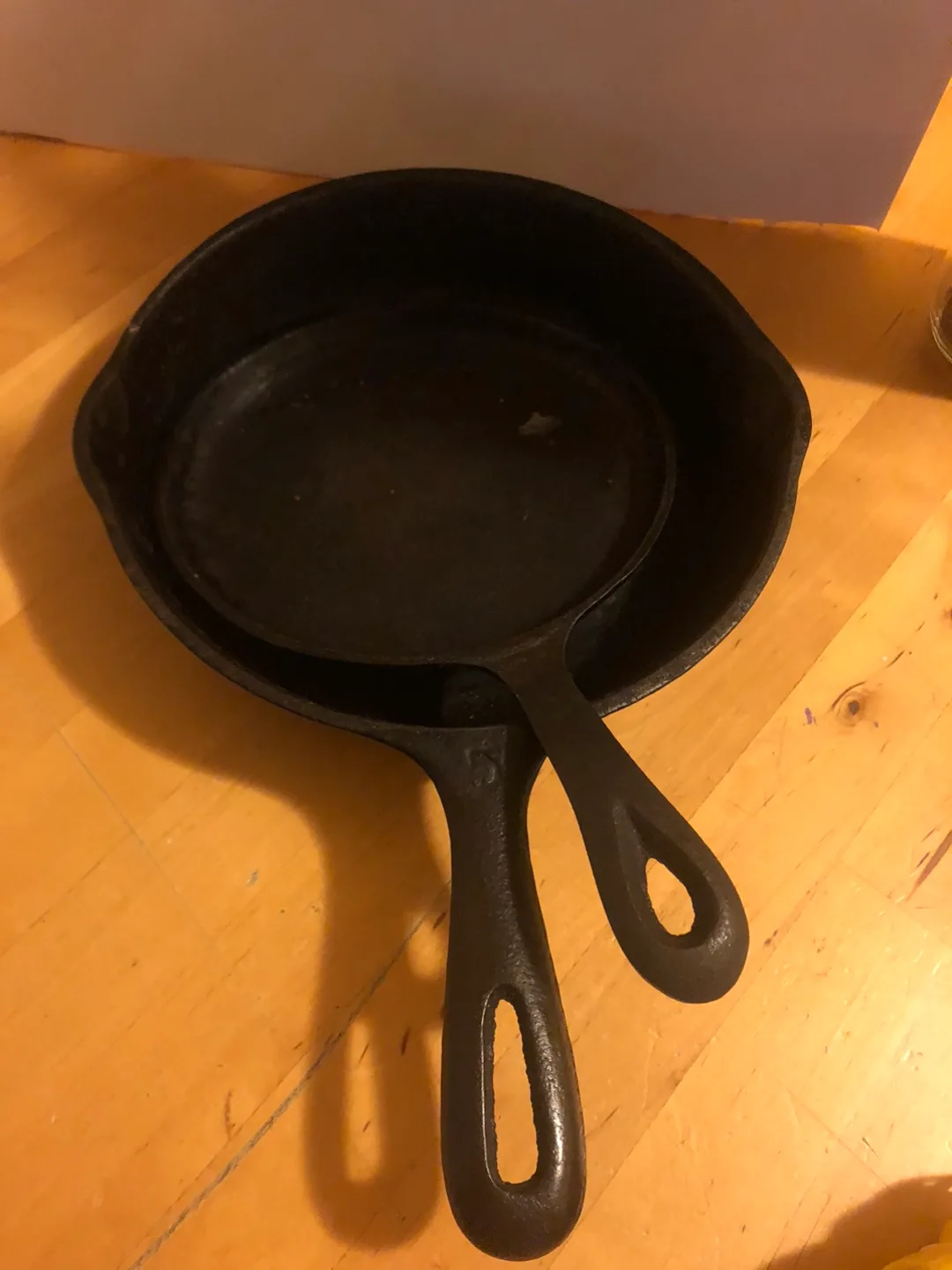 Cast Iron Skillet Set image indicator(2)