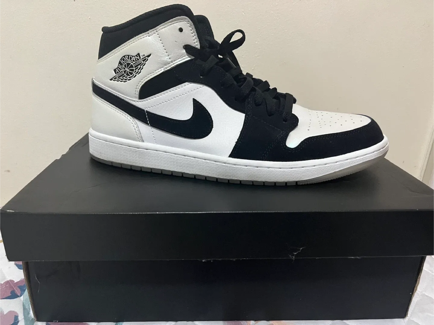 Jordan  1 Mid SE Sneakers thumbnail