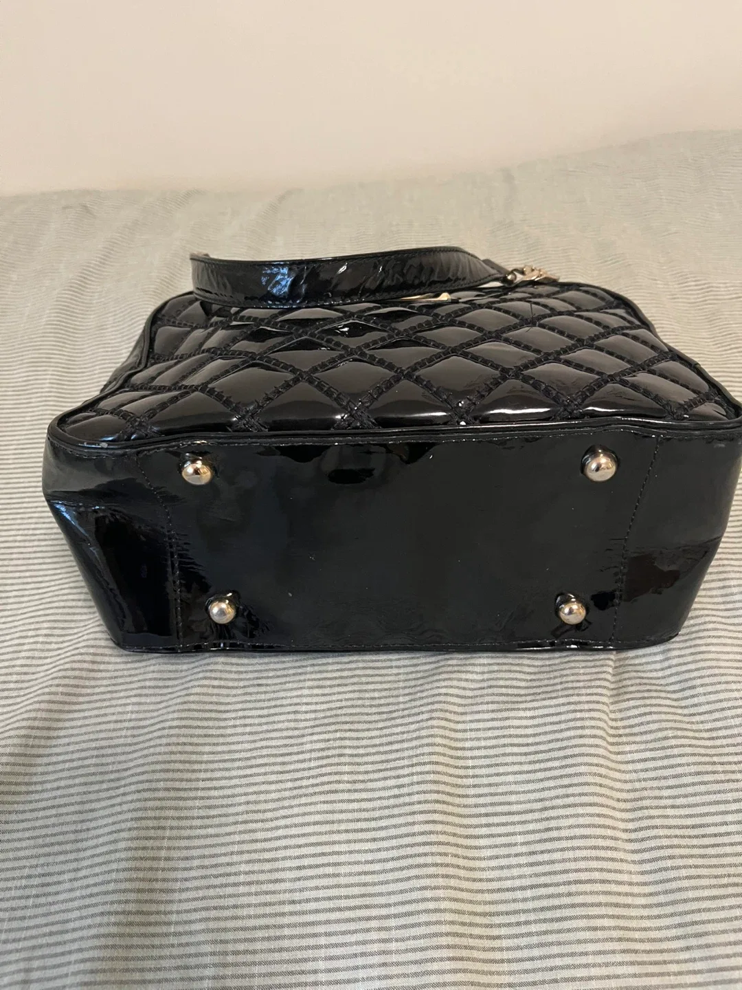 Luz da Lua Black Leather Patent Bag image indicator(6)