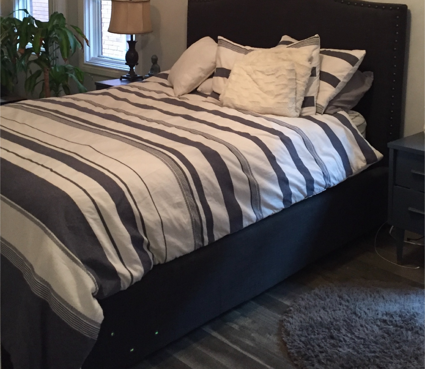 Upholstered Platform Bed Frame - Queen Size - photo 2