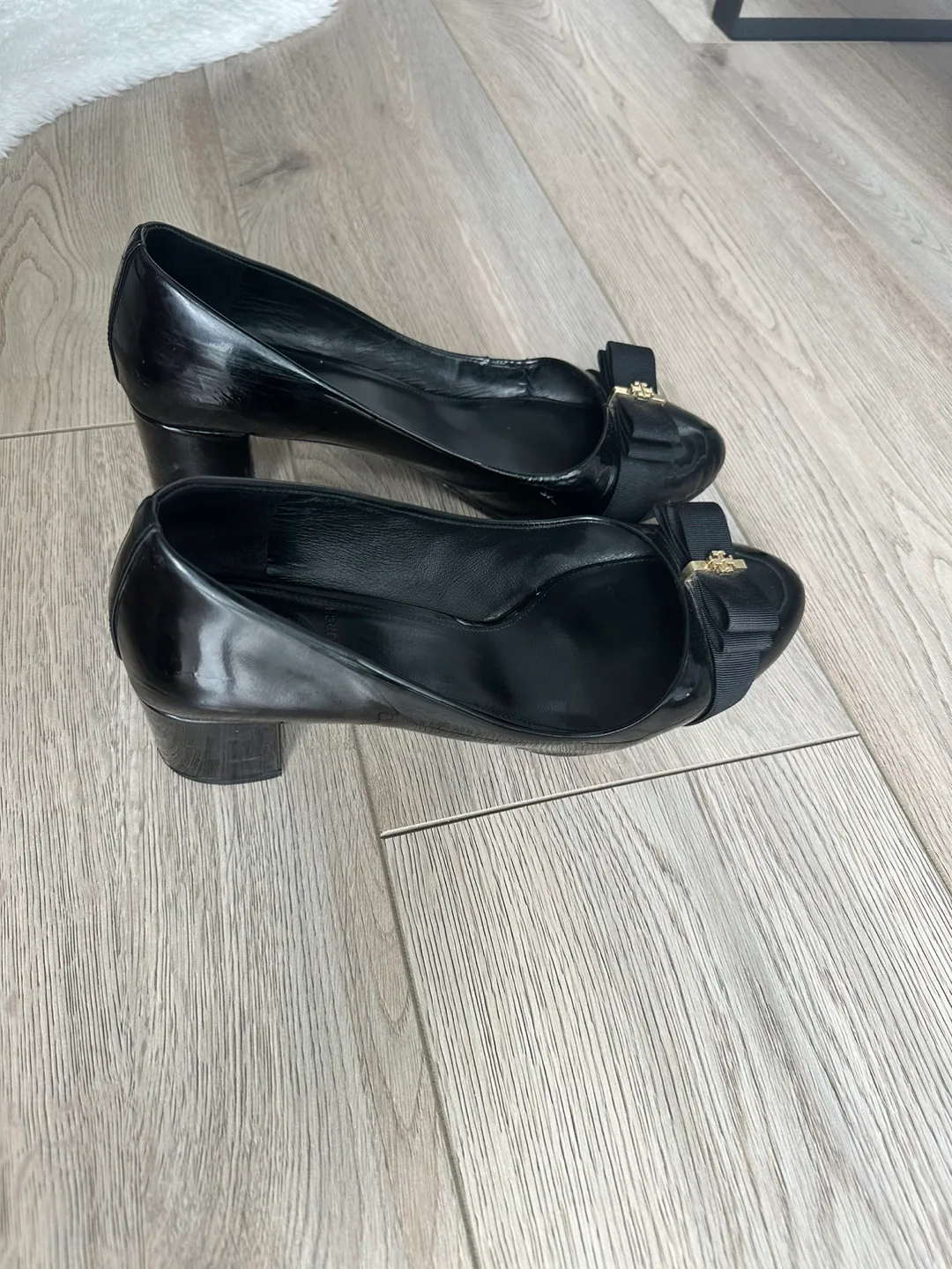 Tory Burch Black Patent Leather Block Heel Pumps Size 9M image indicator(3)