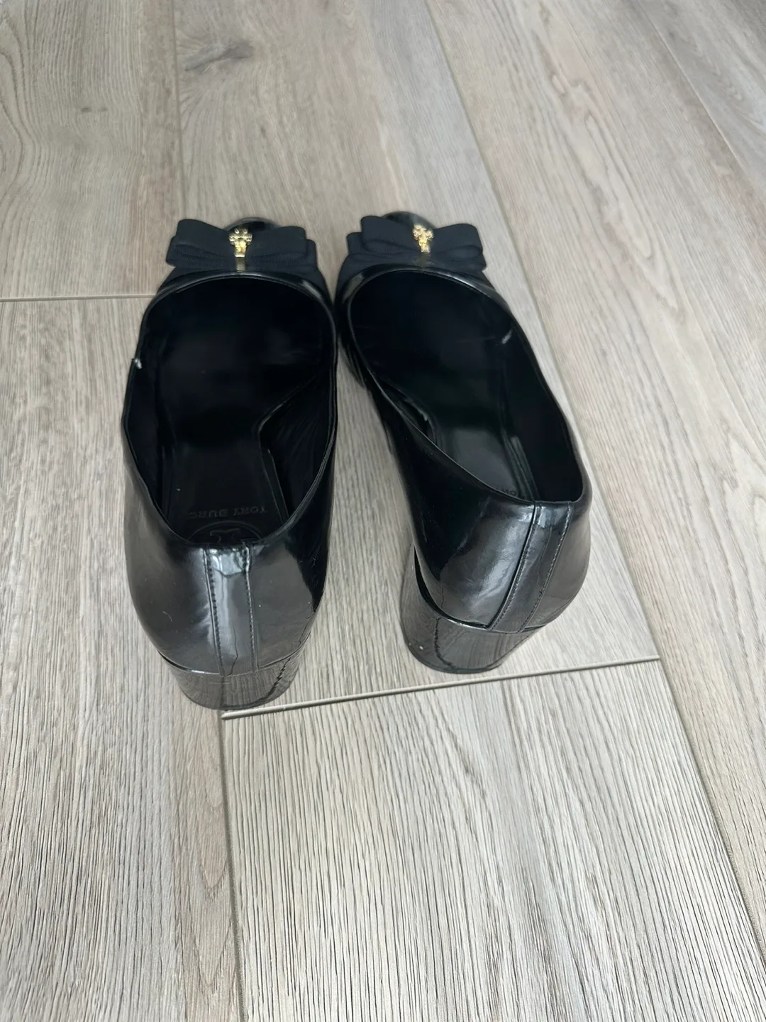 Tory Burch Black Patent Leather Block Heel Pumps Size 9M image indicator(2)