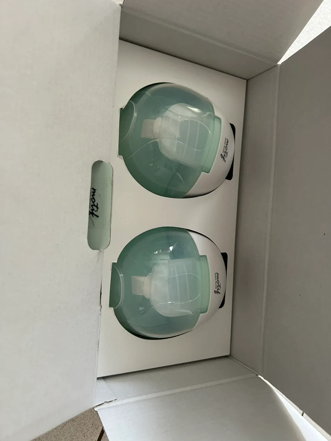 Motif Aura Glow Wearable Breast Pump - New in Box image indicator(5)