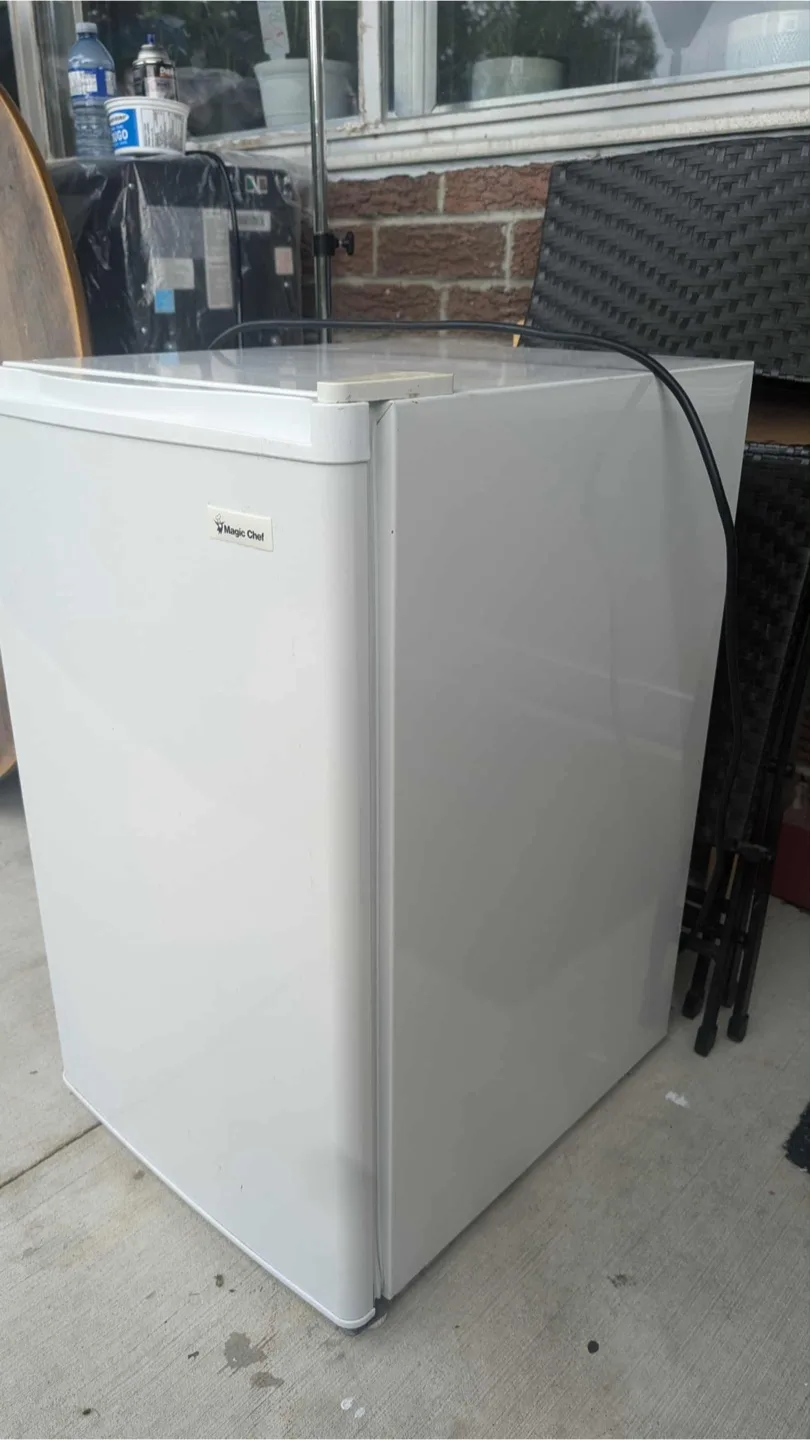 Magic Chef Compact Refrigerator - White image indicator(2)