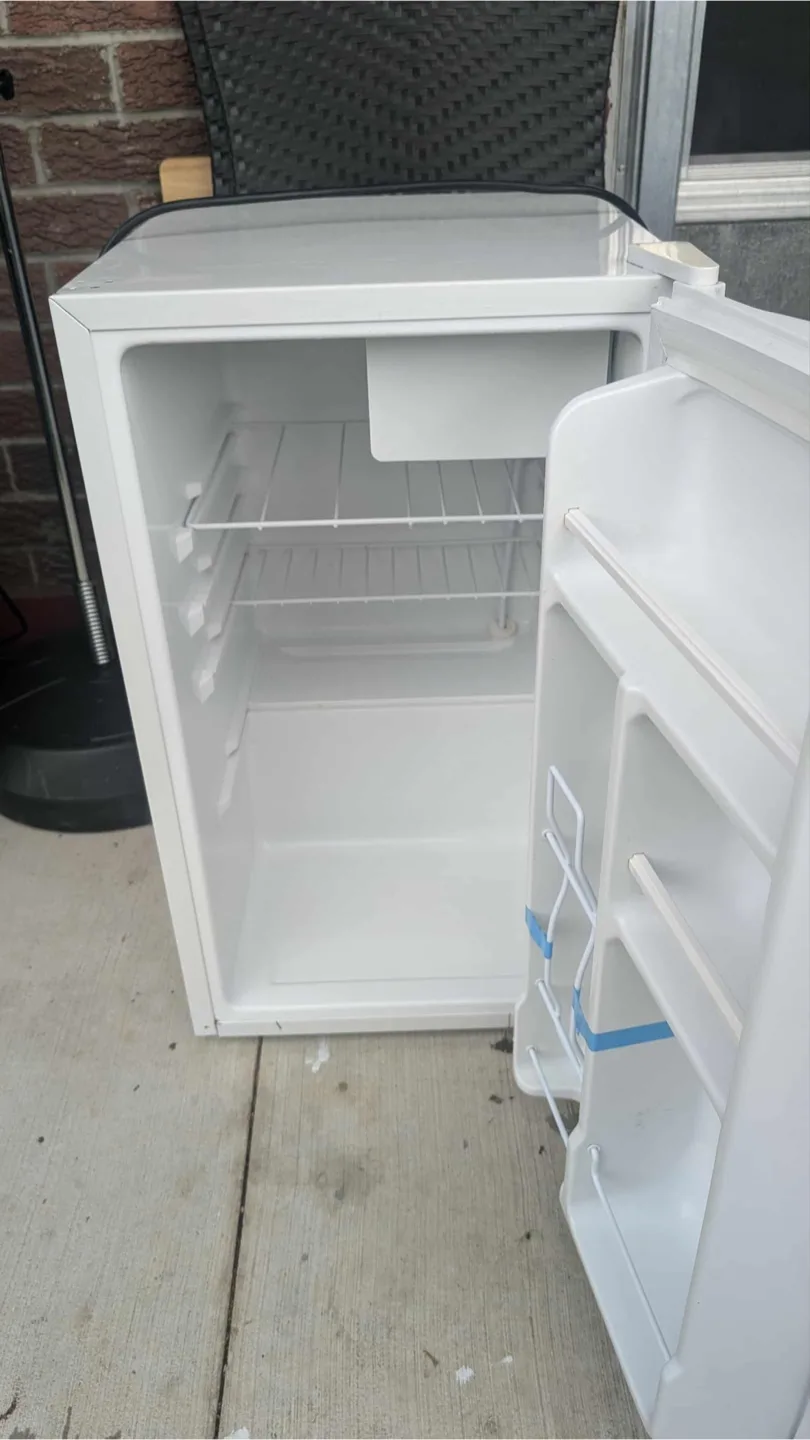 Magic Chef Compact Refrigerator - White image indicator(4)