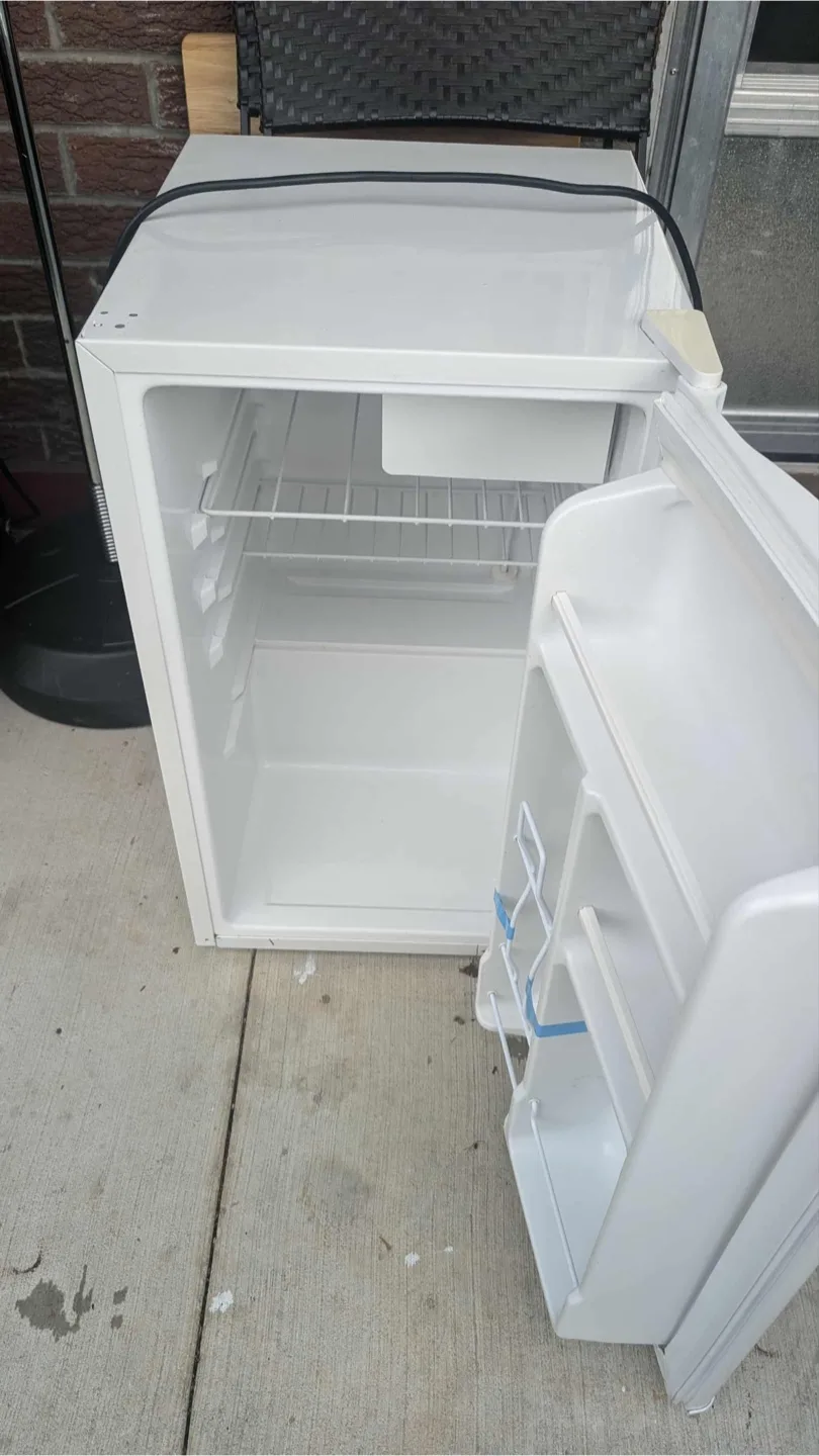 Magic Chef Compact Refrigerator - White image indicator(3)