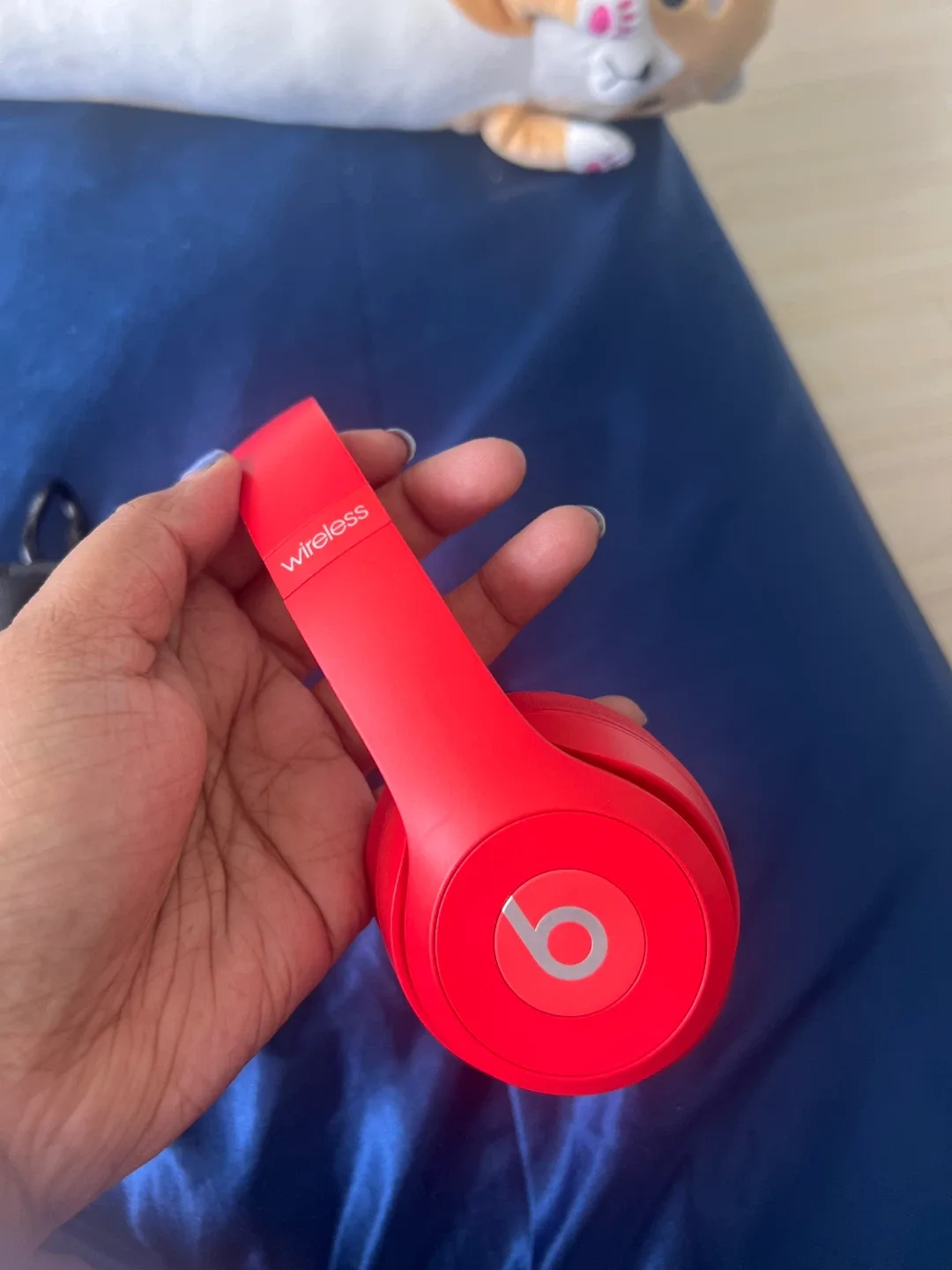 Beats SOLO3 Wireless Headphones image indicator(2)