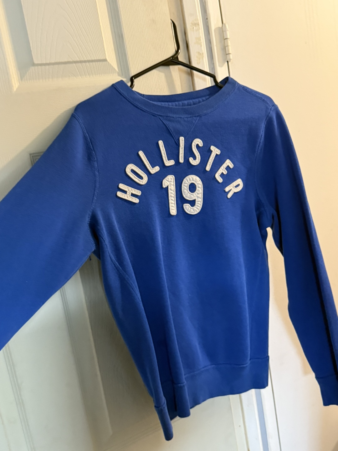 Hollister Blue Crewneck - Size M WORN TWICE - photo 2