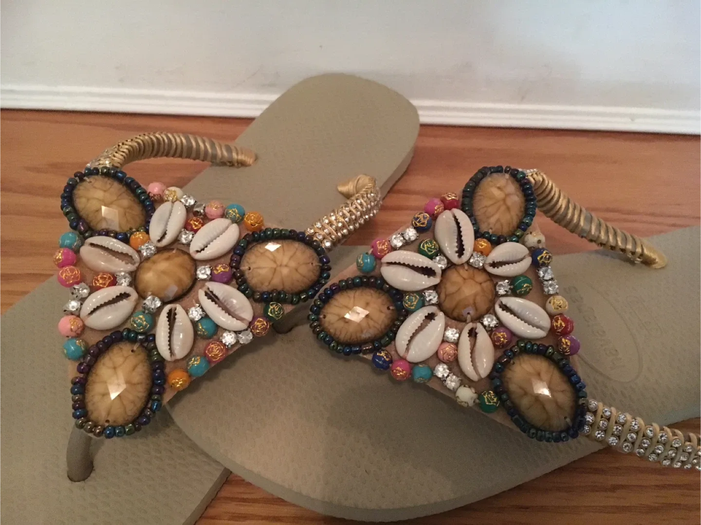 NEW Havaianas Embellished Flip Flops - Size 9 thumbnail