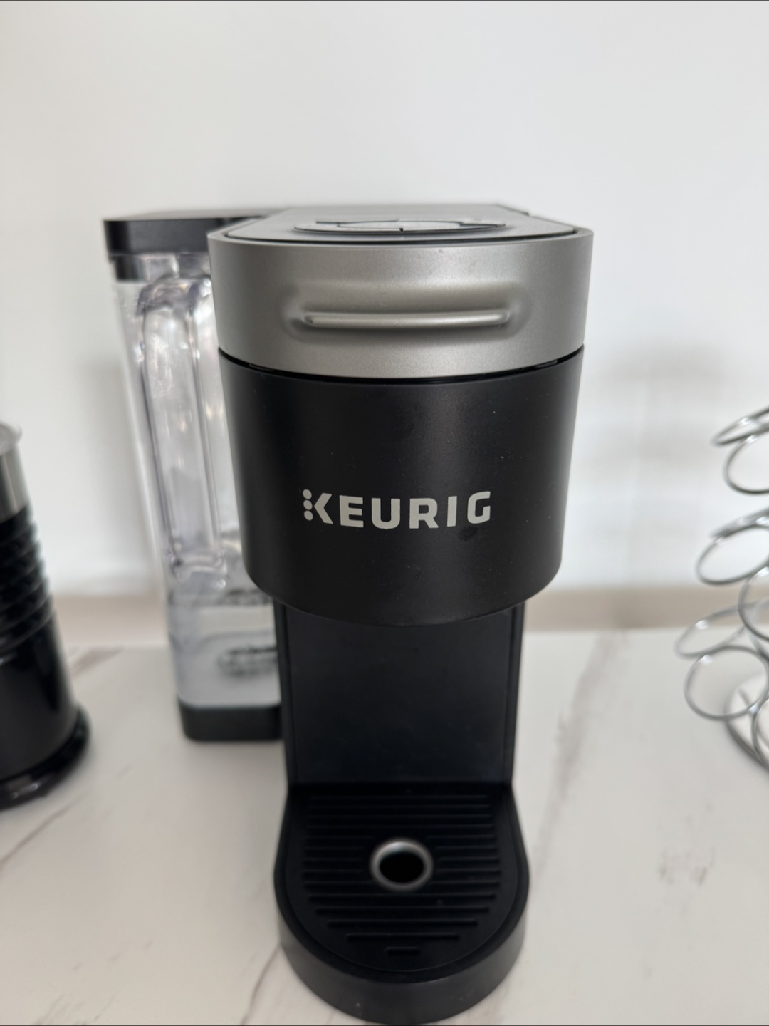 Keurig Coffee Maker + Milk Frother + Porta Pods - photo 3