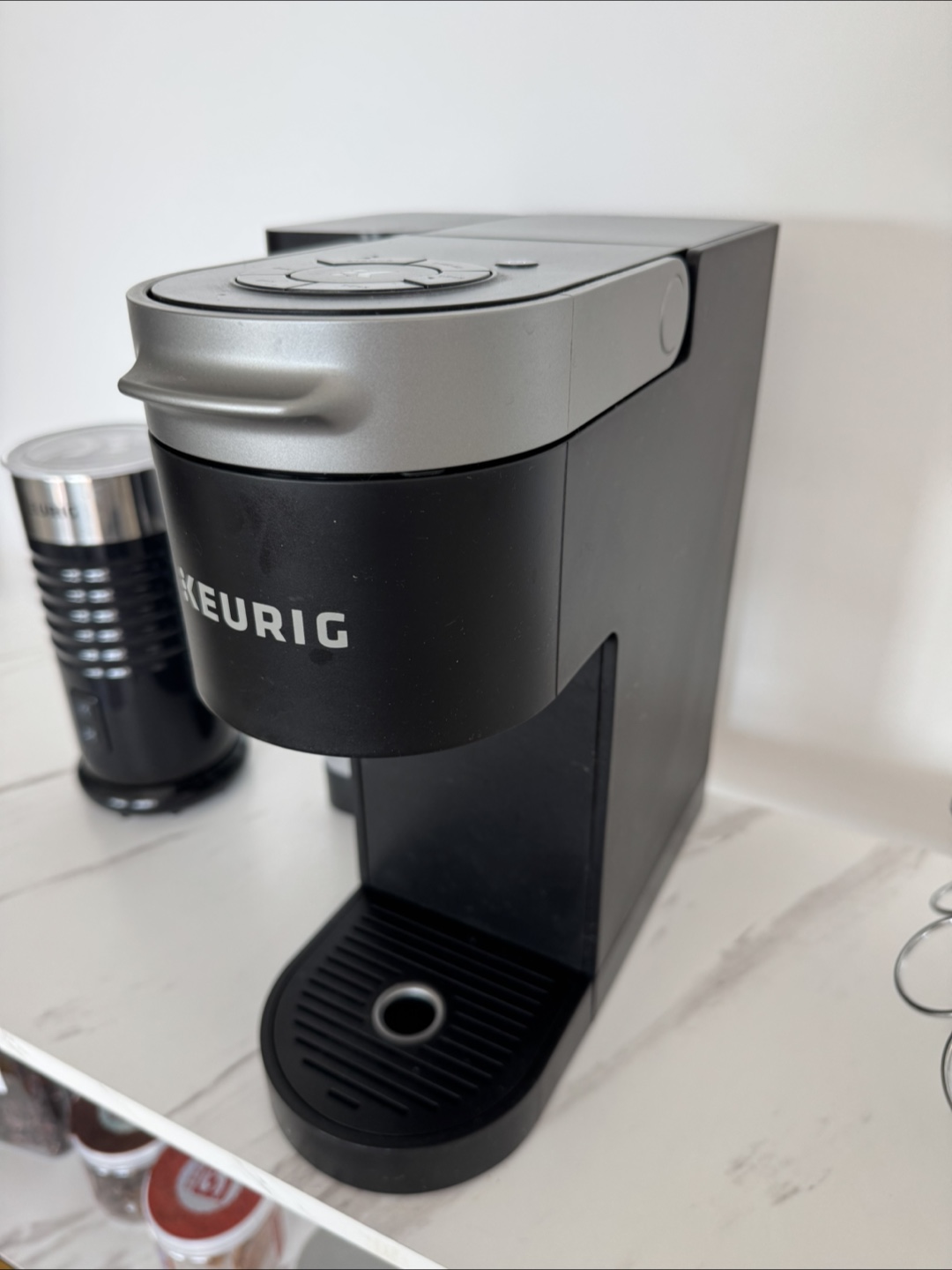 Keurig Coffee Maker + Milk Frother + Porta Pods - photo 2