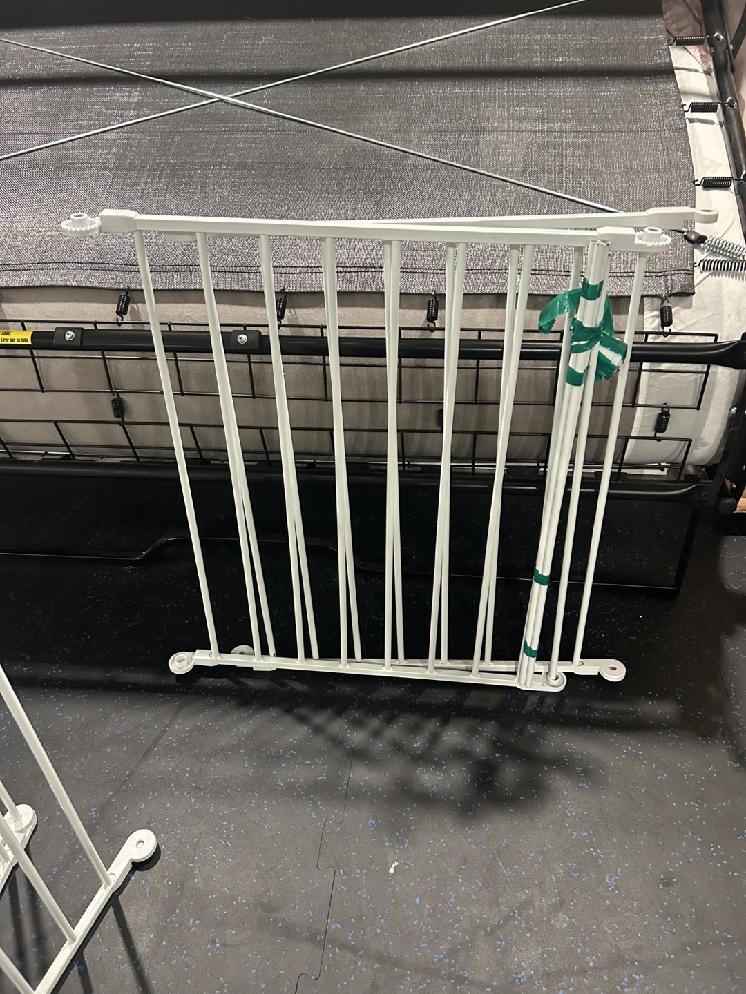 White Expandable Baby Gate - photo 3