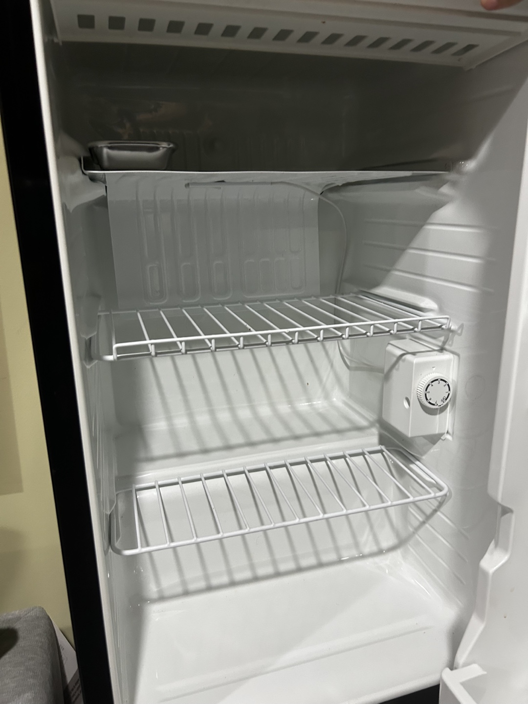 Magic Chef Miniature Refrigerator - photo 3
