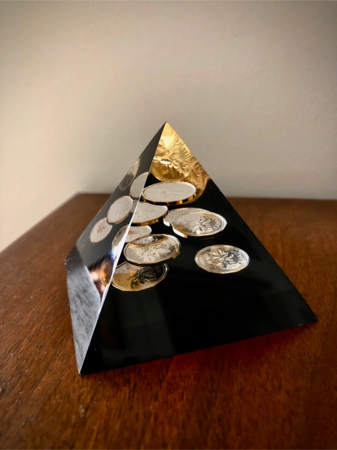 Pyramid Coin Display image indicator(2)