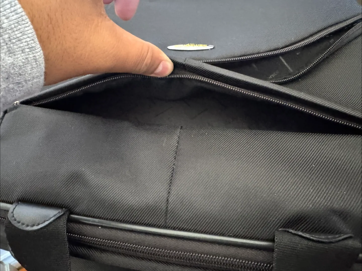 Samsonite Black Rolling Carry-On Bag - 17 Inch image indicator(8)