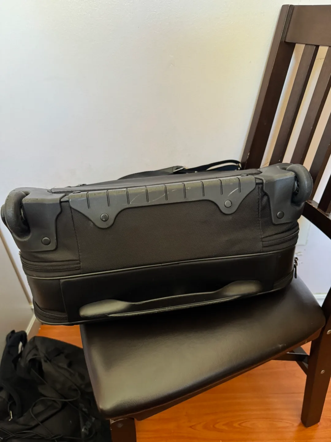 Samsonite Black Rolling Carry-On Bag - 17 Inch image indicator(7)