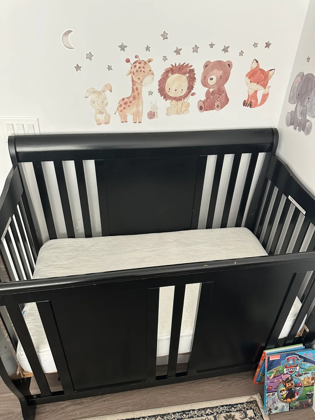 Classic Solid Wood Crib + Clean Mattress – Great Condition image indicator(2)