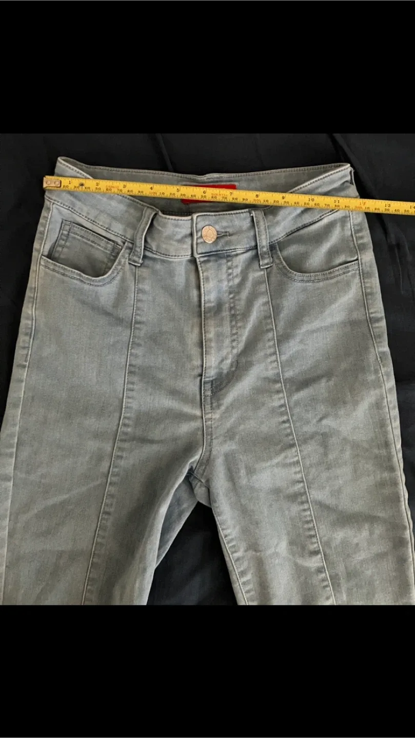 Guess Women’s Soft Stretchy Thessy Blue Capri Jeans 👖 Size 26💙🩵 image indicator(4)