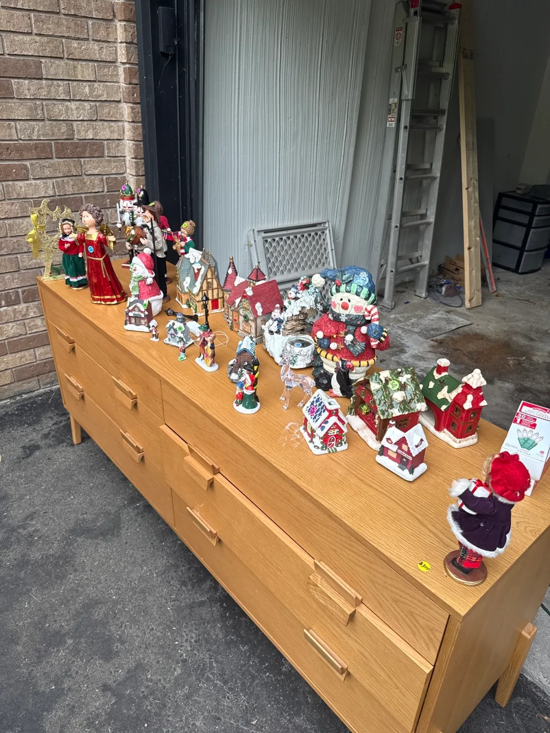 Christmas Village Figurines & Ornaments image indicator(2)