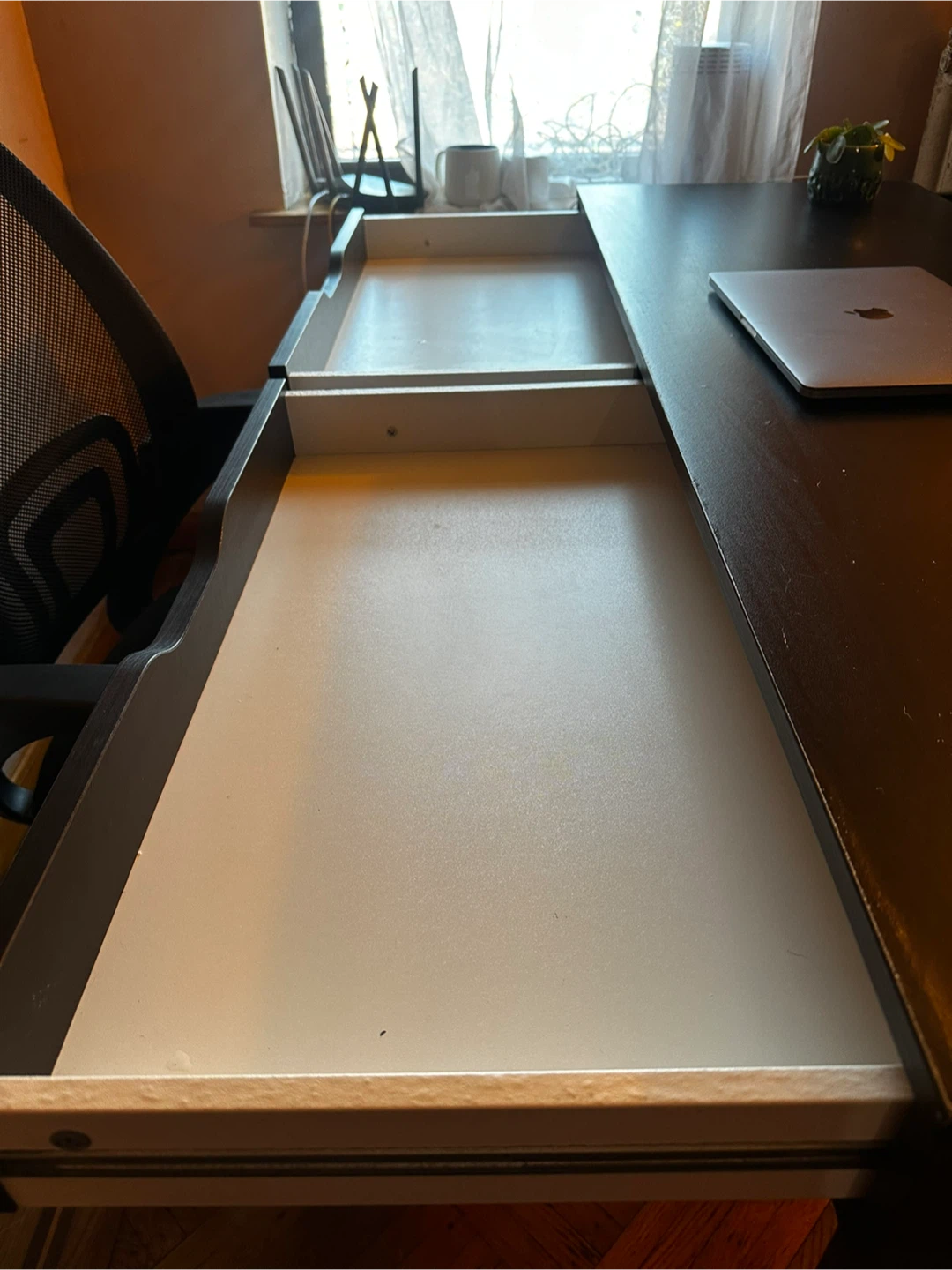 Desk and office chair (Good condition) - photo 3