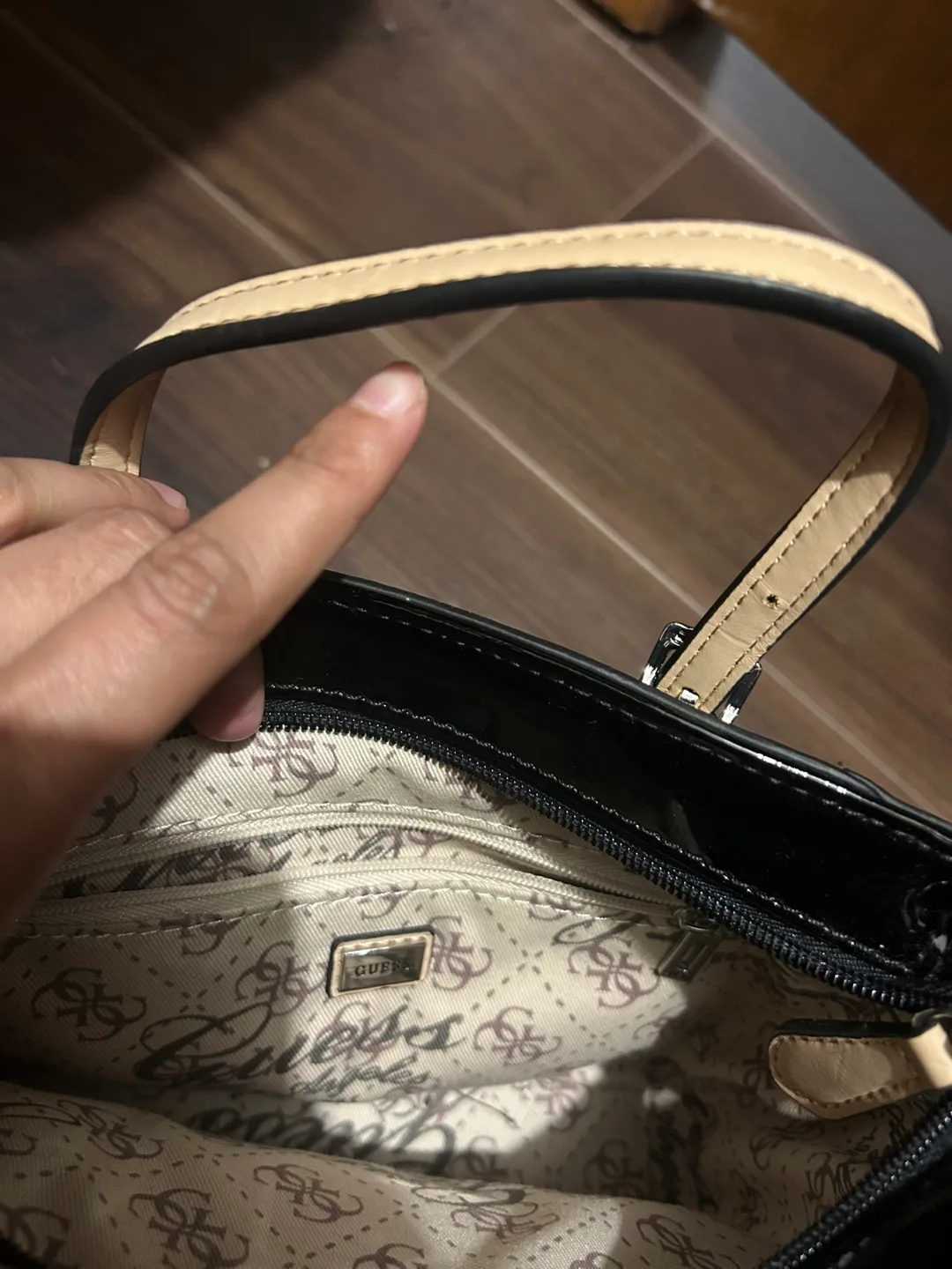 Guess hand bag image indicator(3)