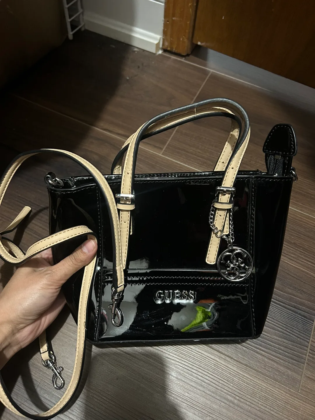 Guess hand bag image indicator(2)