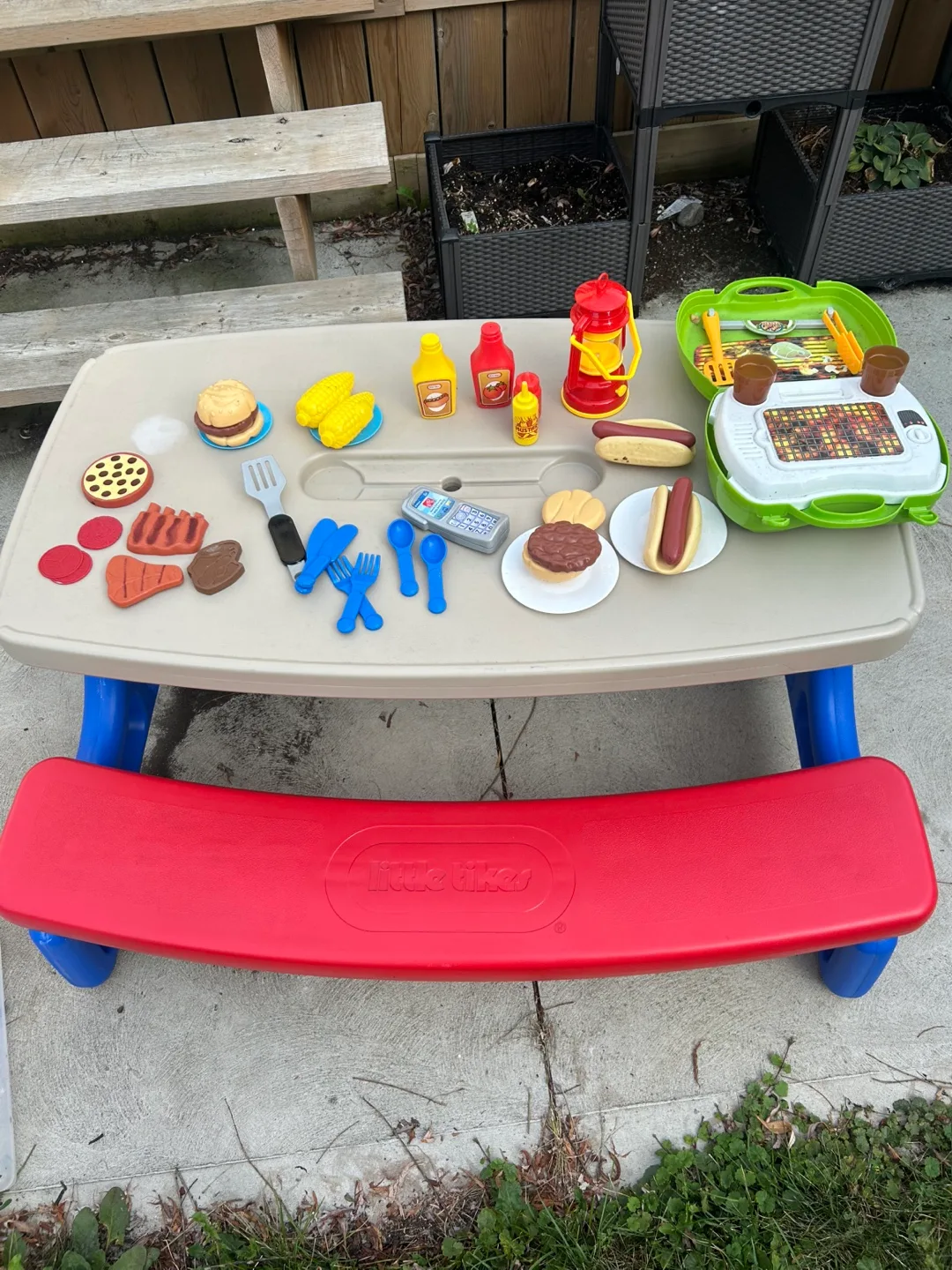 Little Tikes Playhouse & Picnic Table Set image indicator(2)