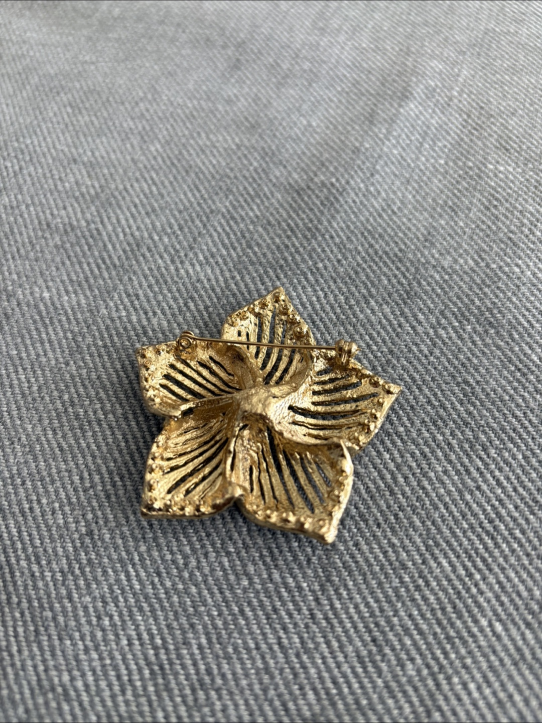 Free Flower Brooch Pin - photo 2