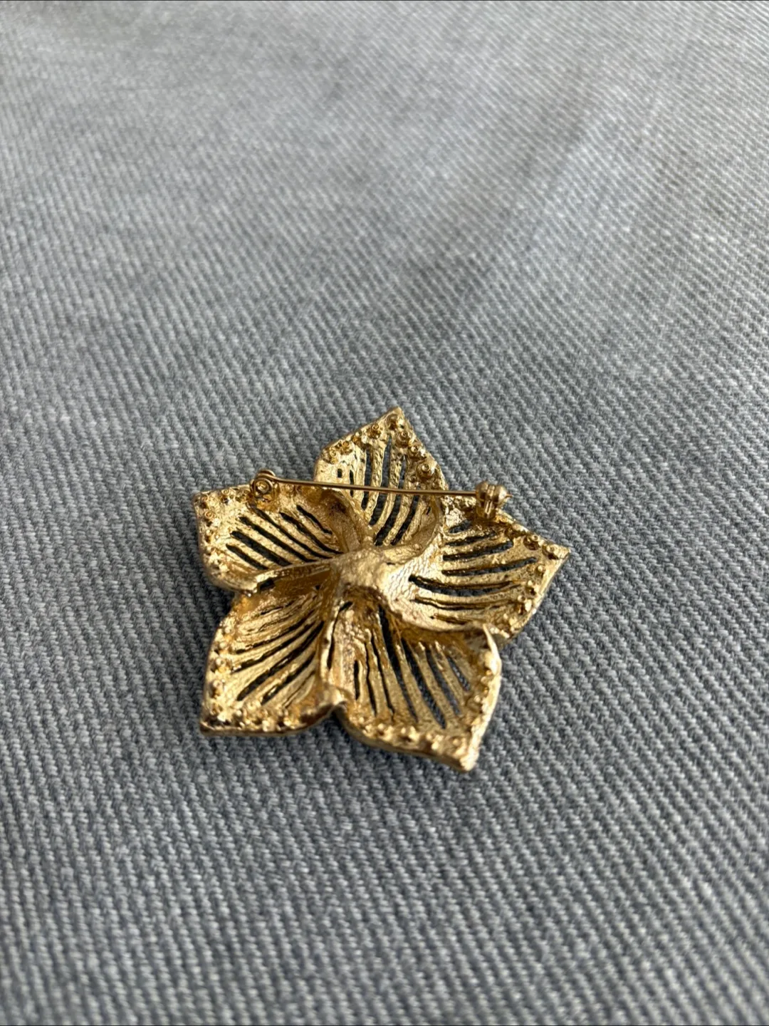 Free Flower Brooch Pin image indicator(2)