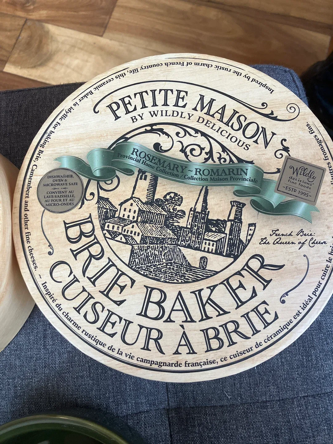 Petite Maison Brie Baker with Box image indicator(3)