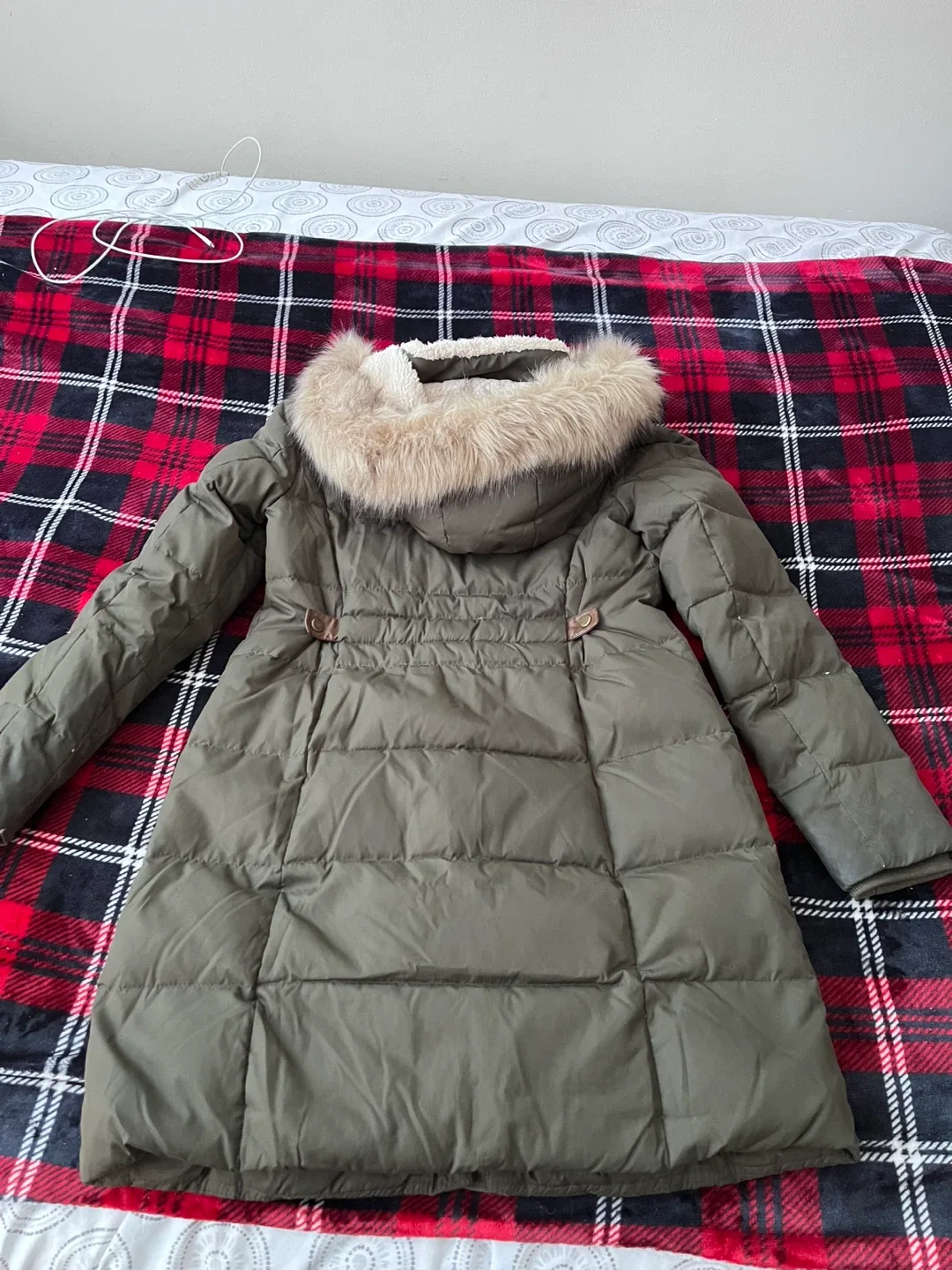 Women’s Olive Green Winter Coat image indicator(2)