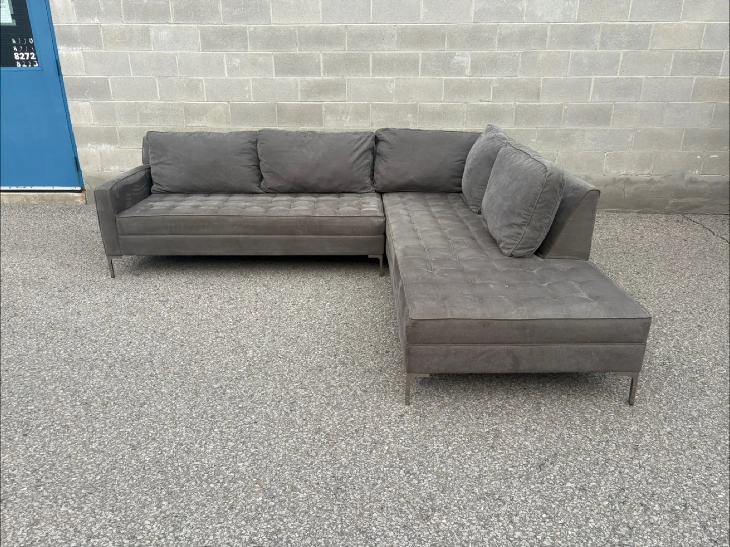FREE DELIVERY✅• GREY LARGE SECTIONAL COUCH / SOFA w/ CHAISE