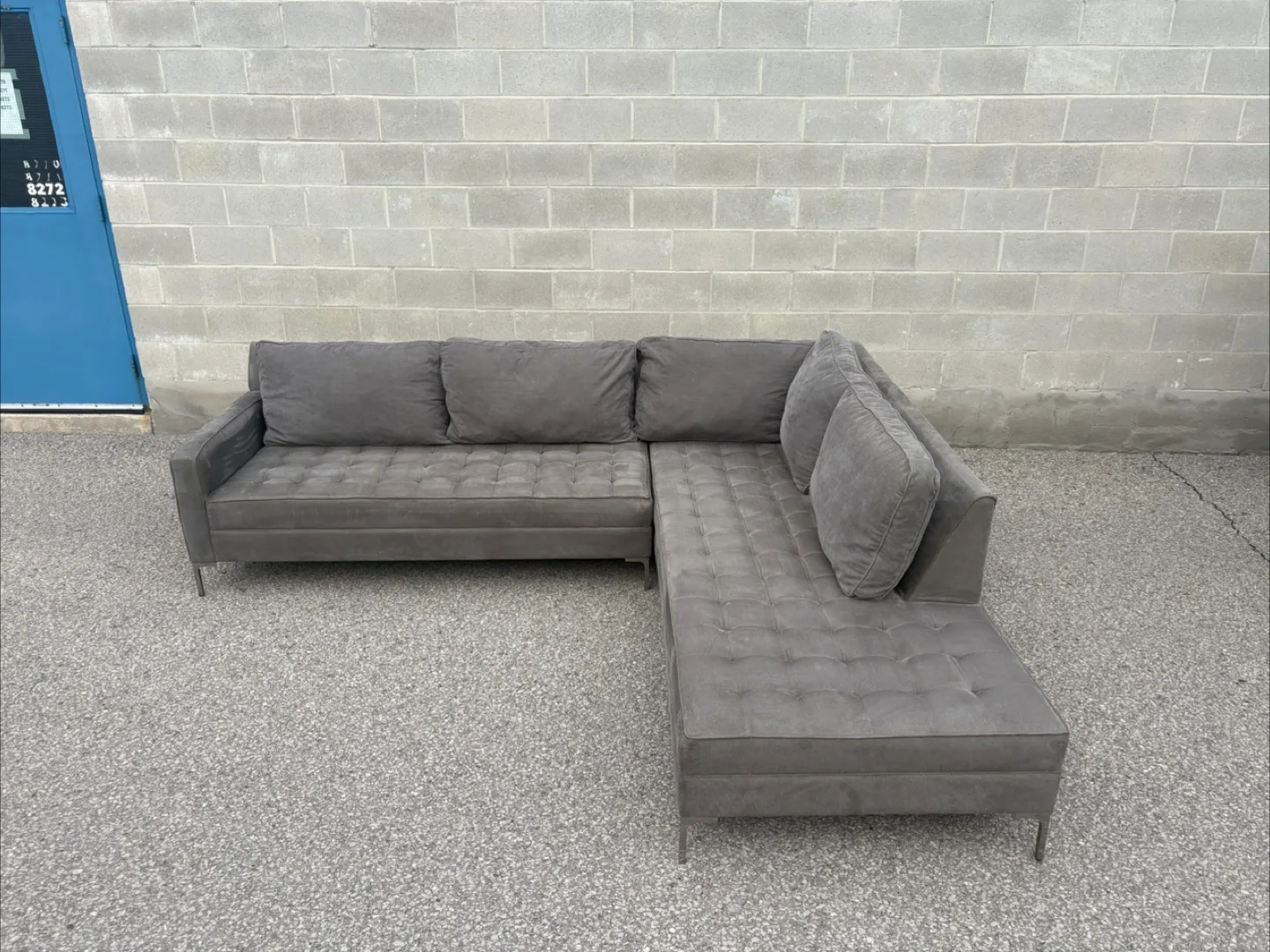 FREE DELIVERY✅• GREY LARGE SECTIONAL COUCH / SOFA w/ CHAISE image indicator(9)