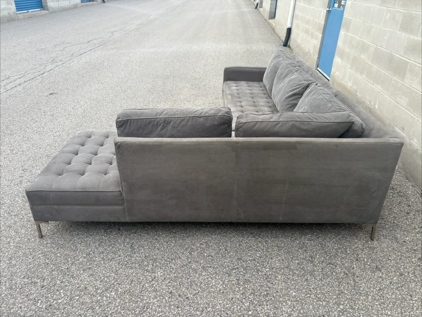 FREE DELIVERY✅• GREY LARGE SECTIONAL COUCH / SOFA w/ CHAISE image indicator(7)