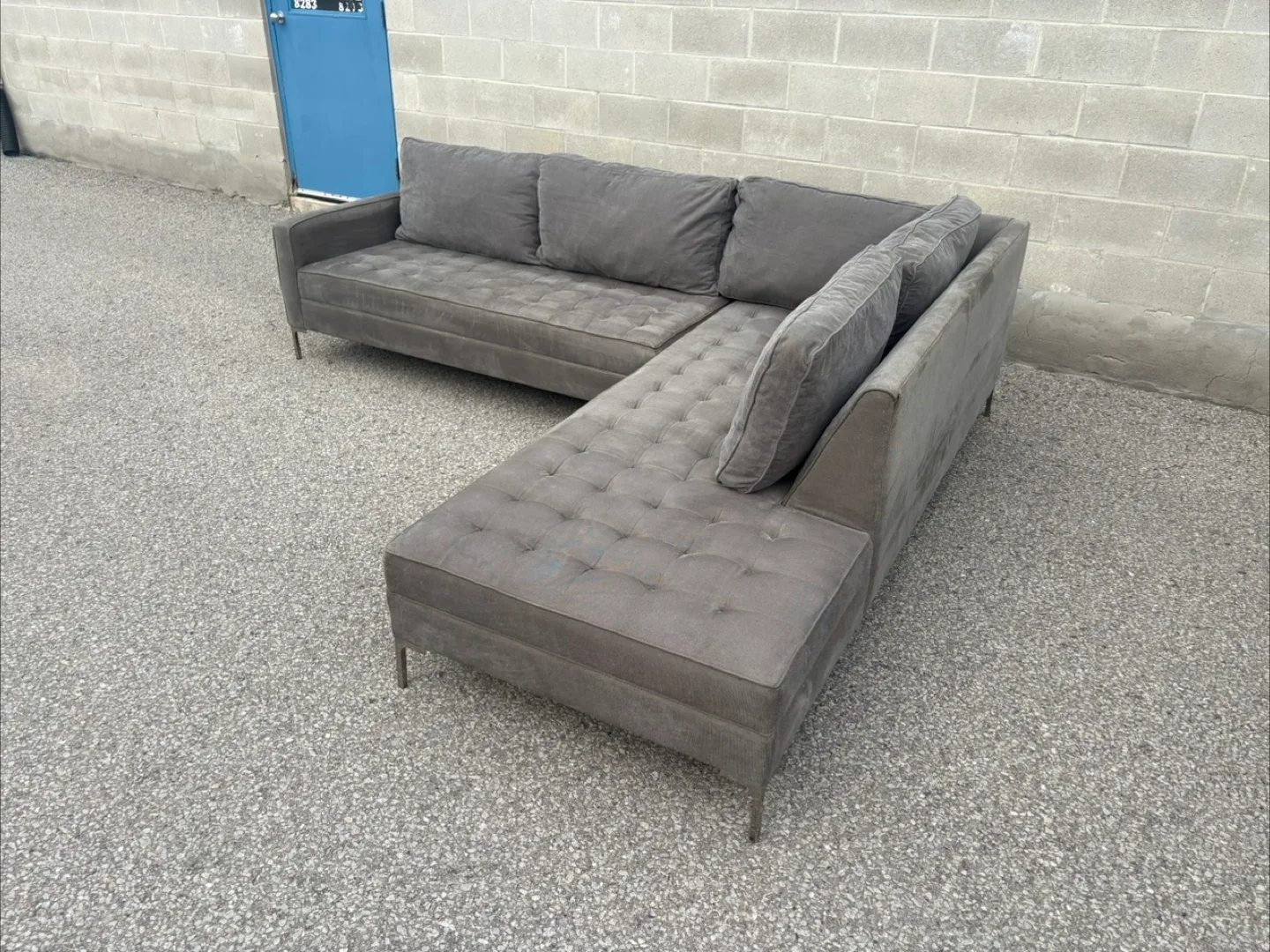 FREE DELIVERY✅• GREY LARGE SECTIONAL COUCH / SOFA w/ CHAISE image indicator(2)