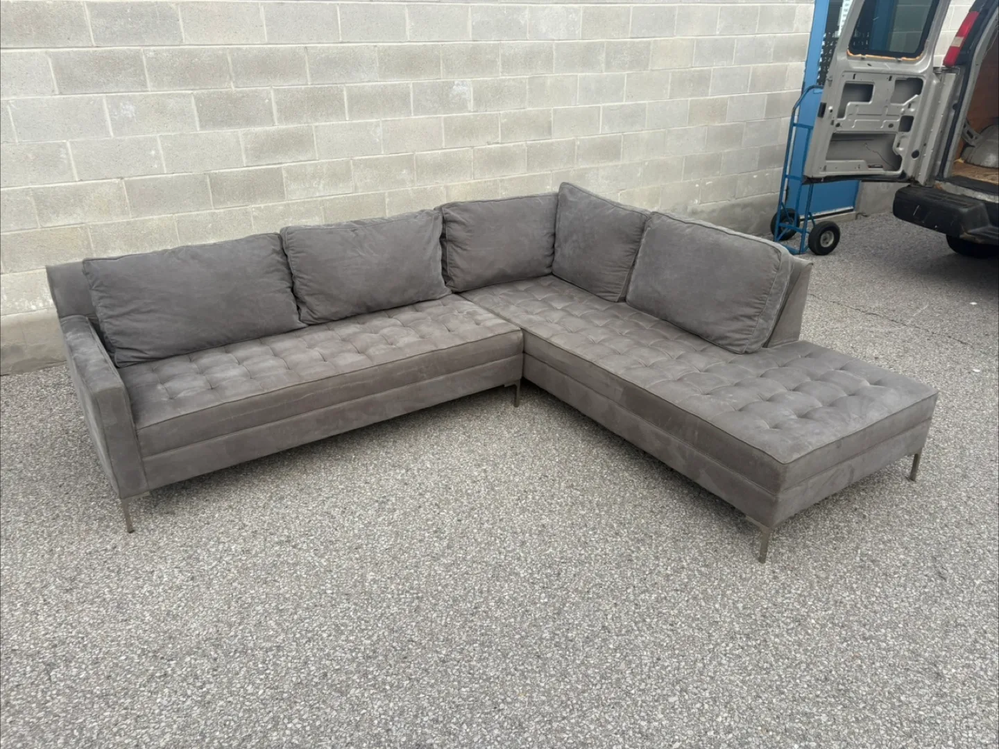 FREE DELIVERY✅• GREY LARGE SECTIONAL COUCH / SOFA w/ CHAISE image indicator(8)