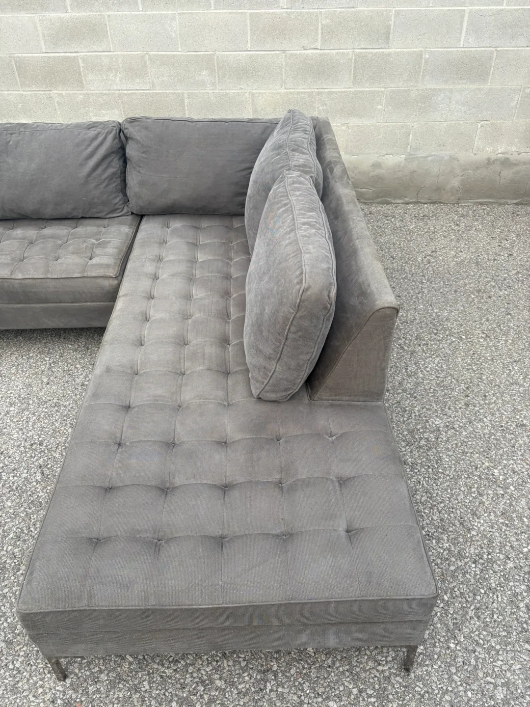 FREE DELIVERY✅• GREY LARGE SECTIONAL COUCH / SOFA w/ CHAISE image indicator(6)