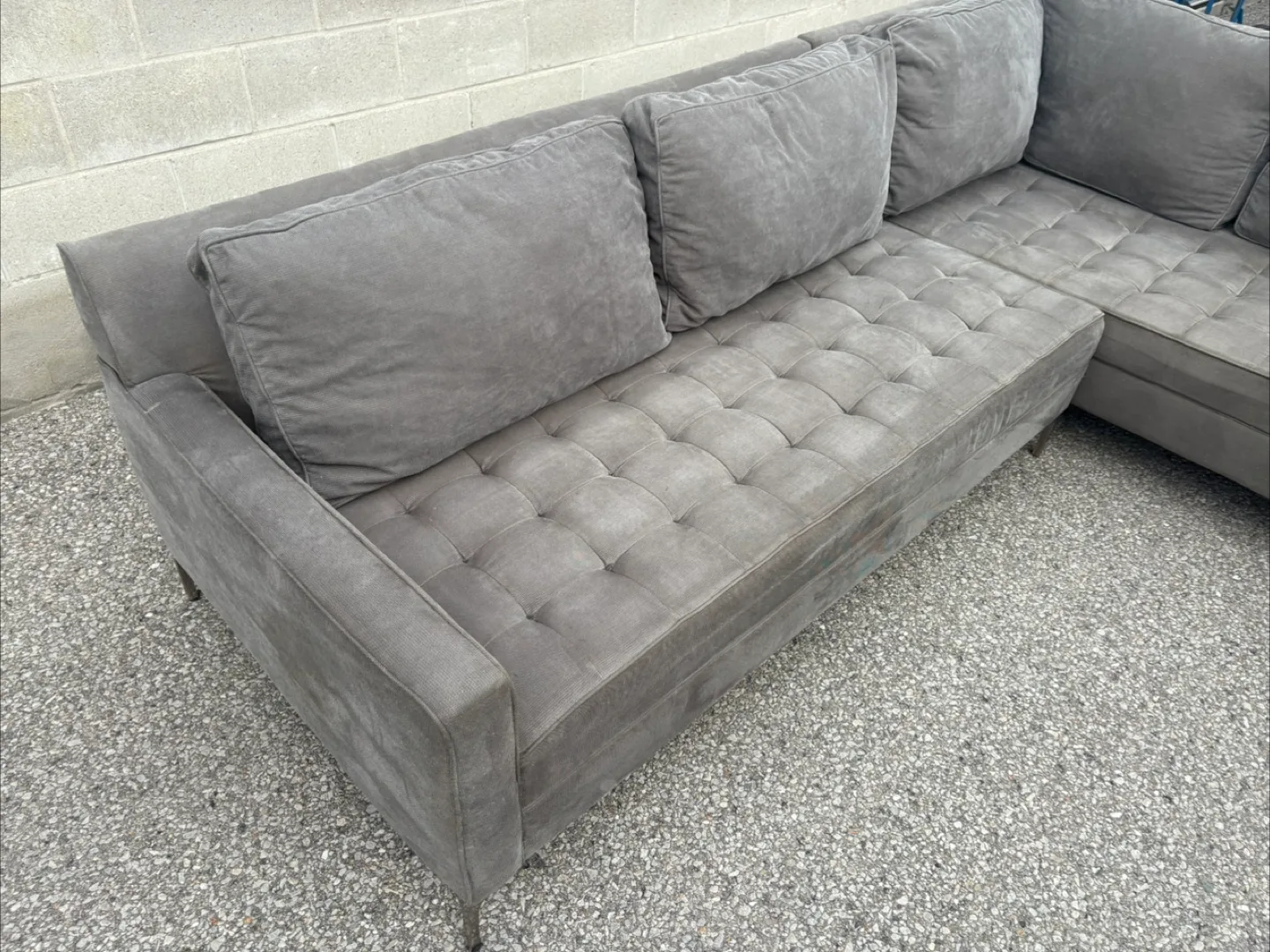 FREE DELIVERY✅• GREY LARGE SECTIONAL COUCH / SOFA w/ CHAISE image indicator(5)