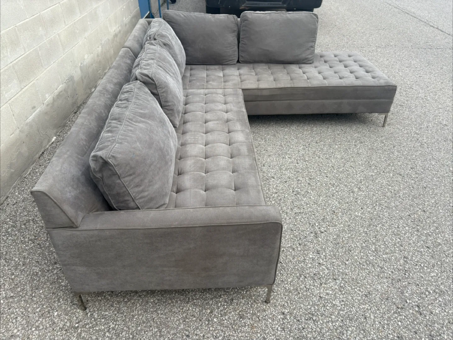 FREE DELIVERY✅• GREY LARGE SECTIONAL COUCH / SOFA w/ CHAISE image indicator(4)