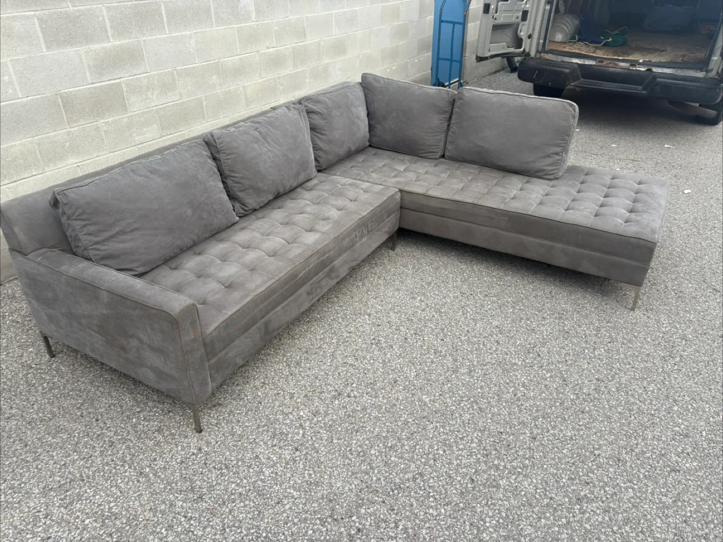FREE DELIVERY✅• GREY LARGE SECTIONAL COUCH / SOFA w/ CHAISE image indicator(3)