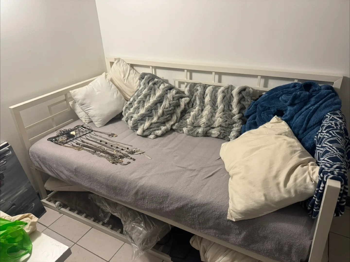 White Daybed with Pull-Out Trundle Fits Standard Twin thumbnail