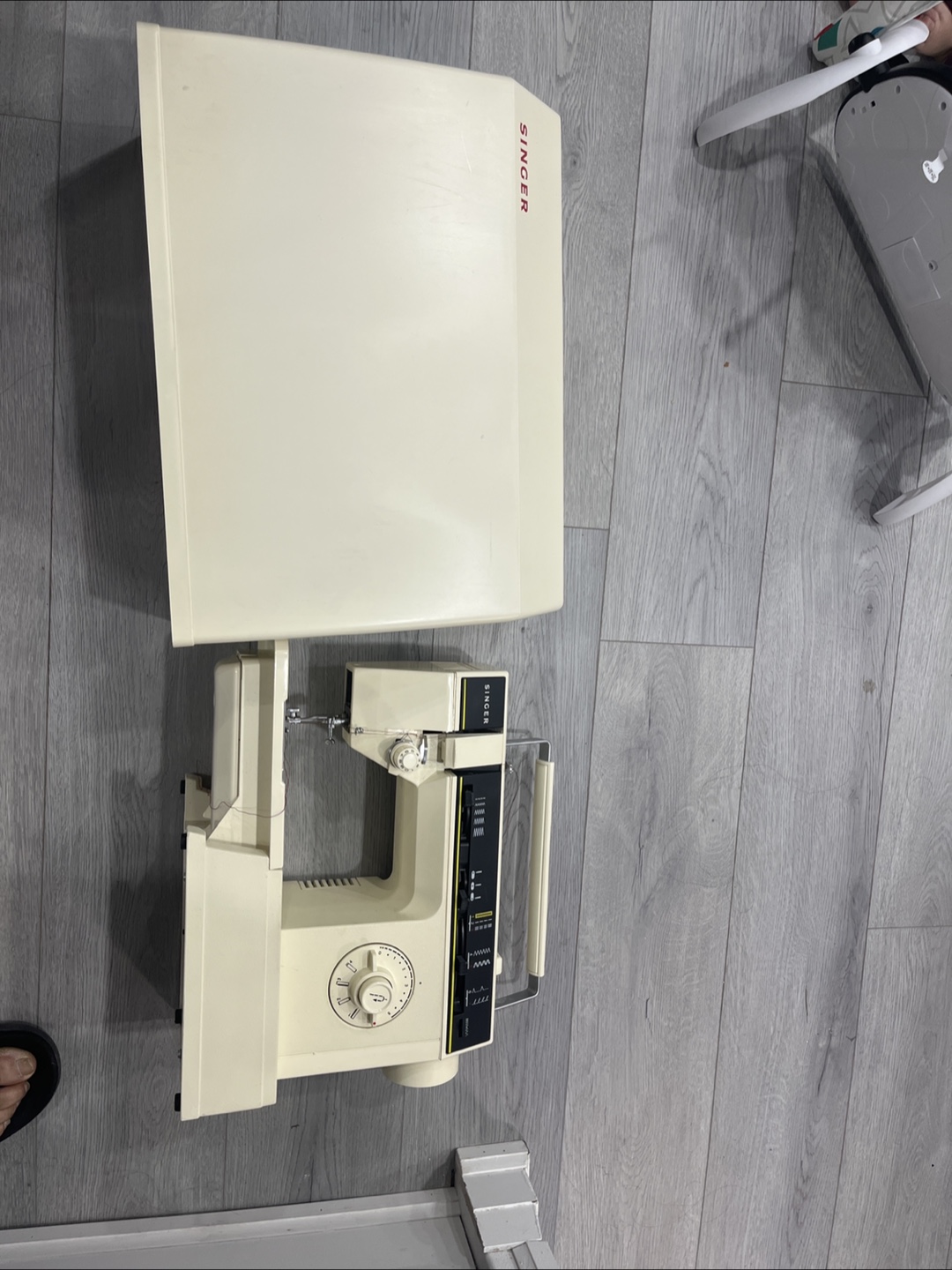 Singer Sewing Machine - photo 2