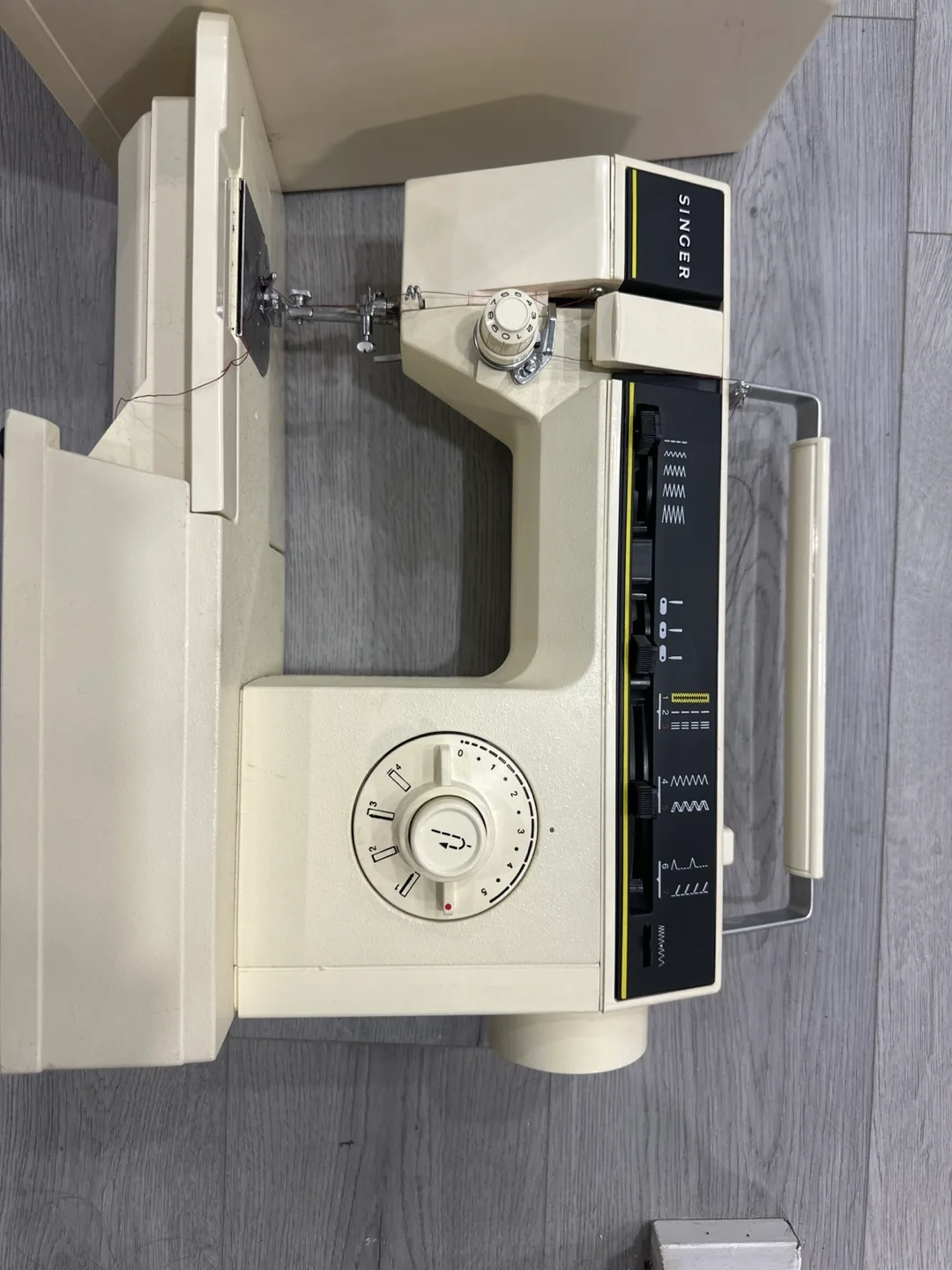 Singer Sewing Machine - New in Box image indicator(2)