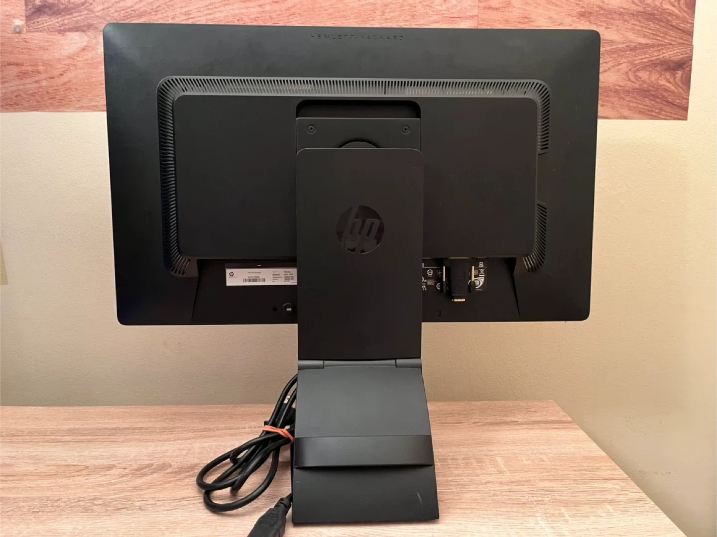 HP EliteDisplay 23.5” Monitor with HDMI adapter image indicator(2)