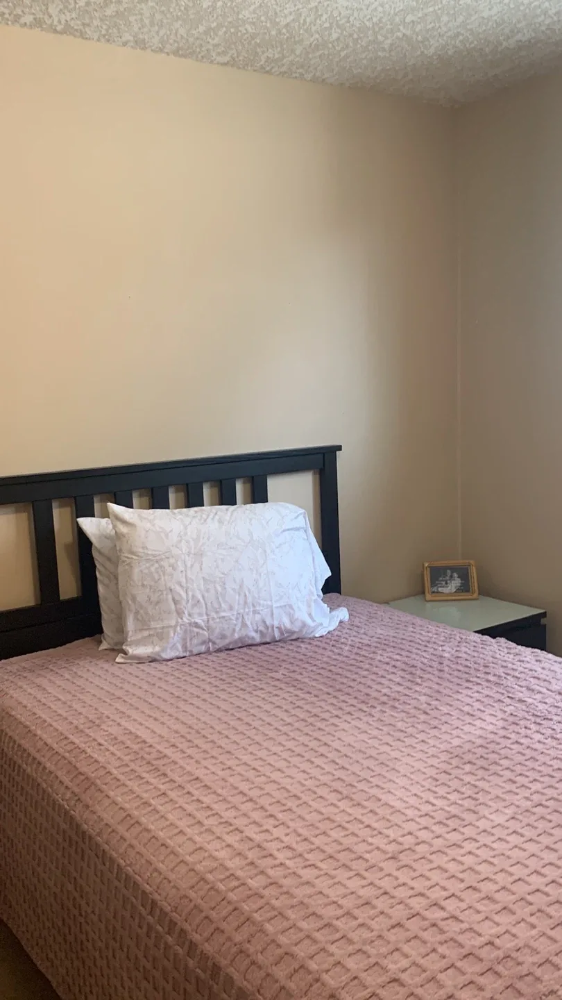 Room for rent in Strathcona (women only)