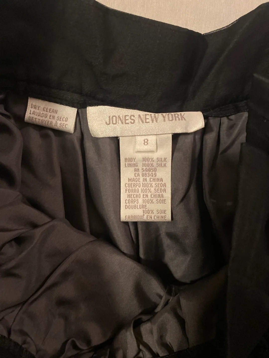 Jones New York Black Silk Skirt - Size 8 image indicator(3)