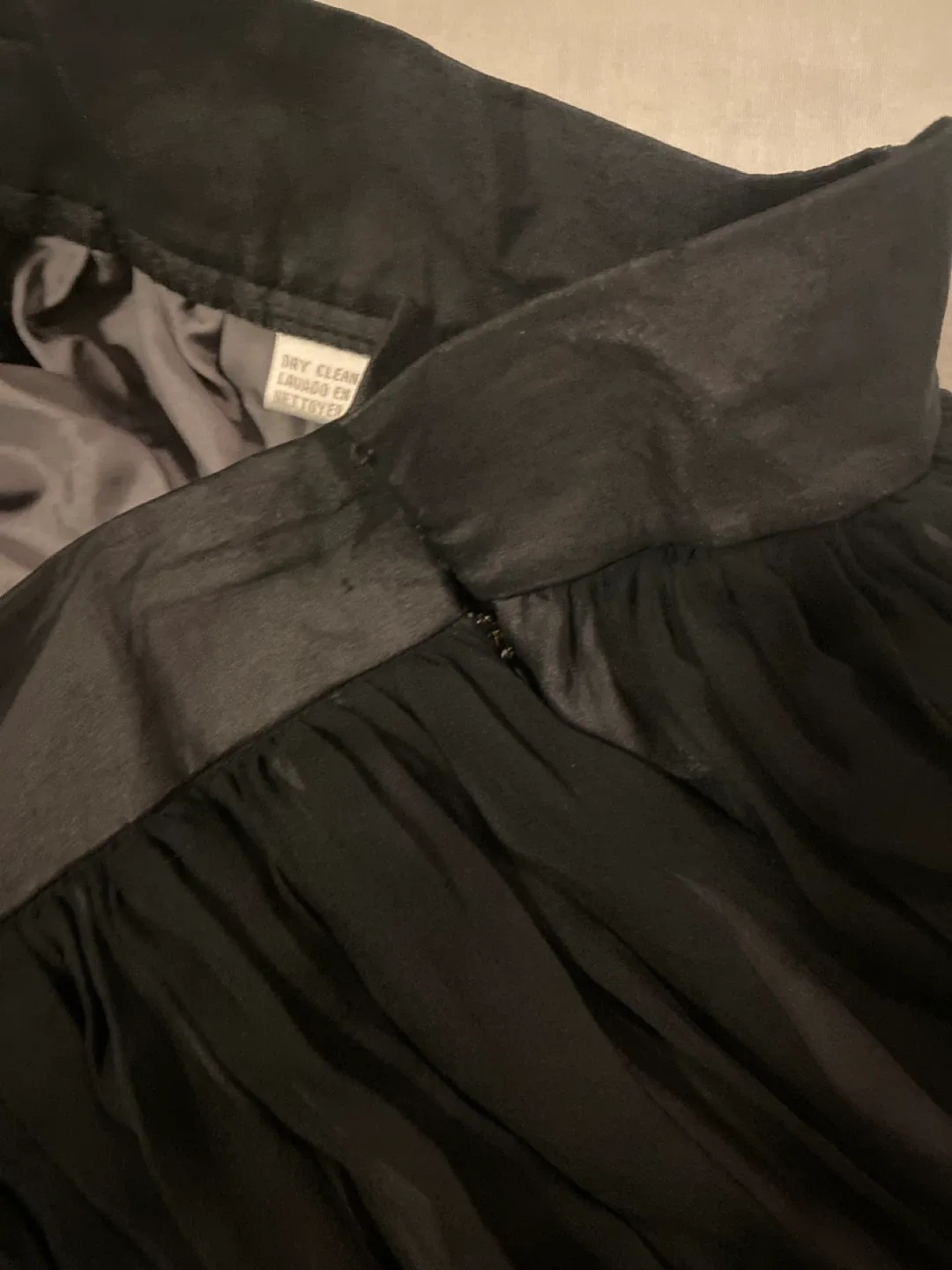 Jones New York Black Silk Skirt - Size 8 image indicator(4)